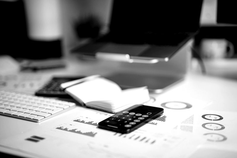 Finansinės ataskaitos ir skaičiuotuvas ant stalo
