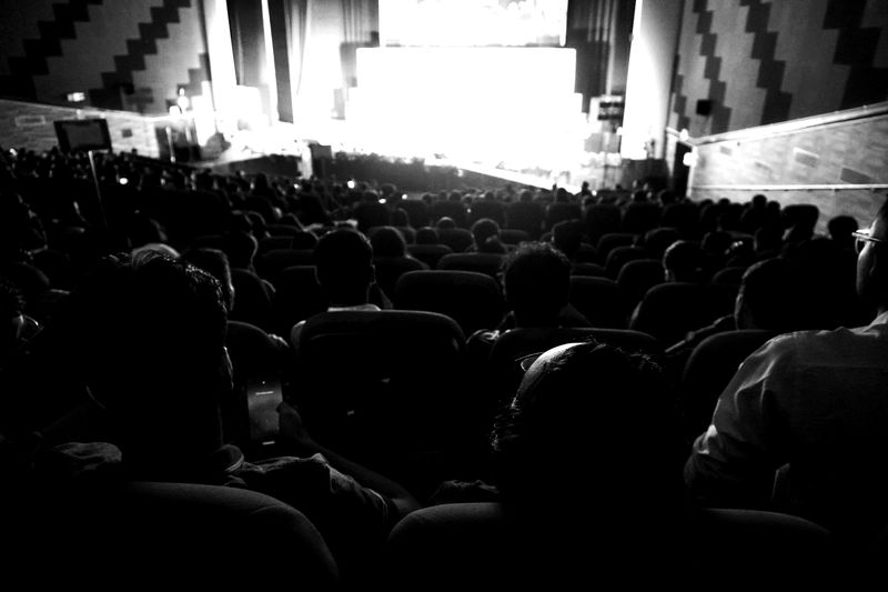 Konferencijos salė su žiūrovais