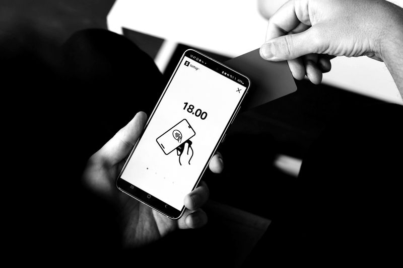 Pirkimas internetu telefonu su banko kortele